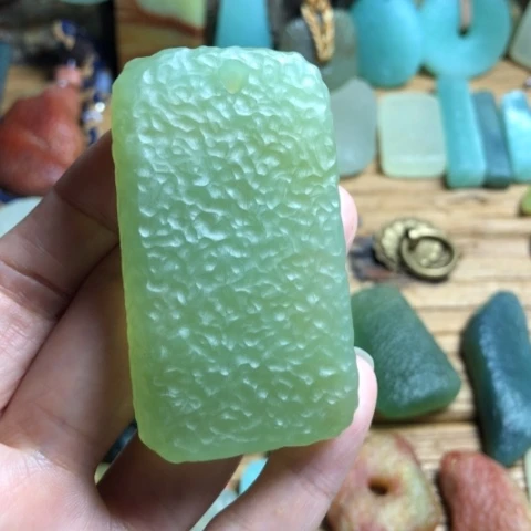 蛇纹石玉颈饰合金