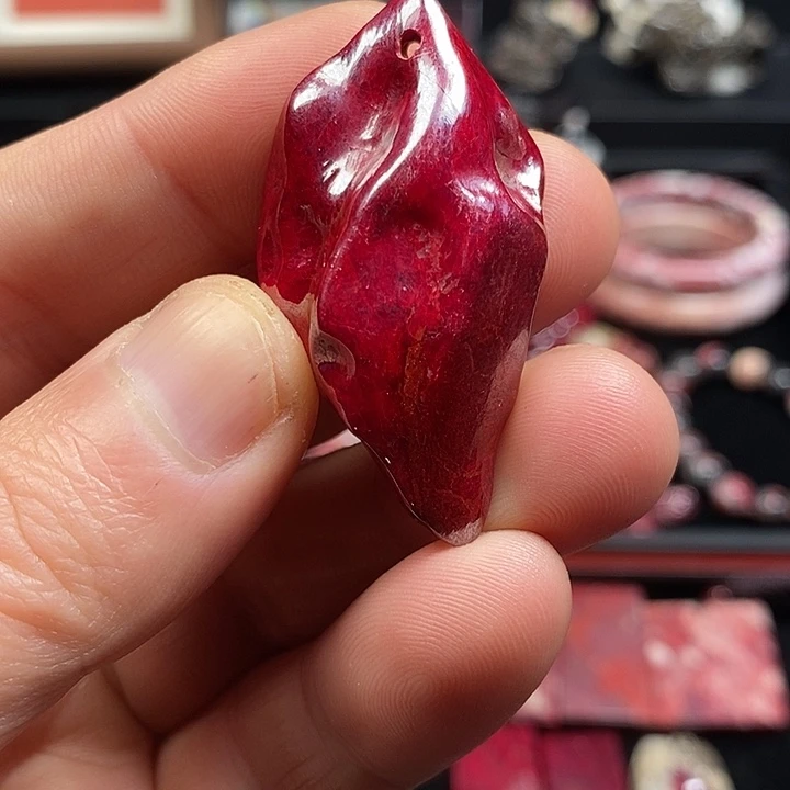 天然辰砂天然朱砂原矿打磨随行吊坠 47.8克