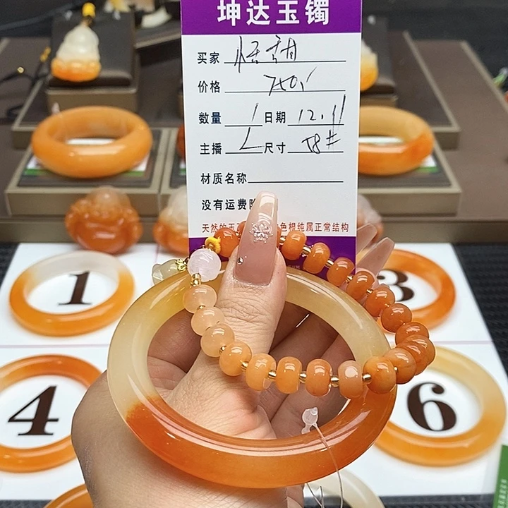 恬***甜石英质玉（黄龙玉）未镶嵌手镯