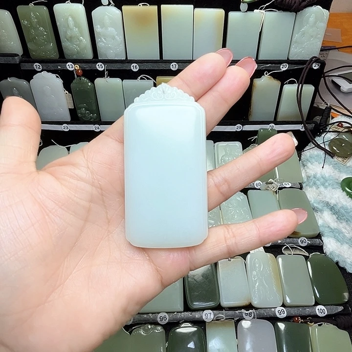 和田玉颈饰未镶嵌张*生