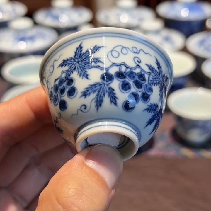 精品青花葡萄纹一口杯口径约5.5厘米20毫升