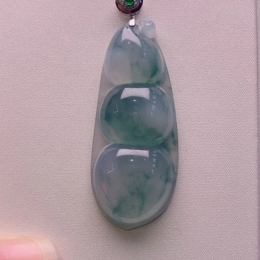颈饰18K金镶嵌翡翠福豆