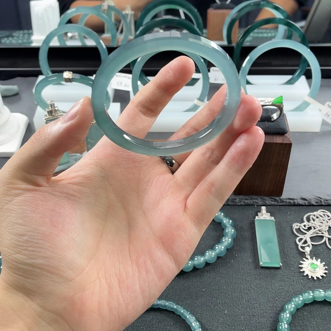 我***我翡翠未镶嵌手镯60.70