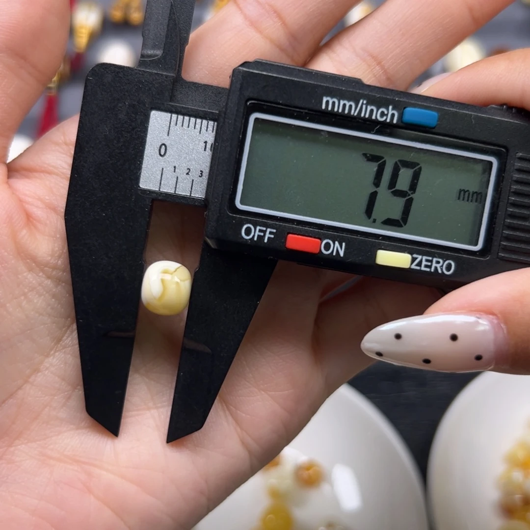 琥珀未镶嵌裸石8.9x7.9mm