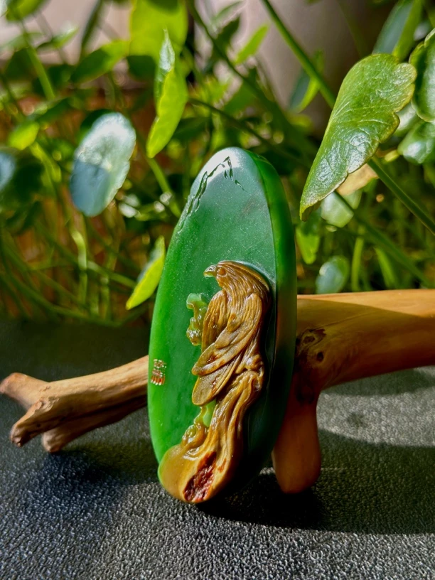 【俄料】和田玉碧玉白加绿老料俏色巧雕作品雄鹰高瞻远瞩