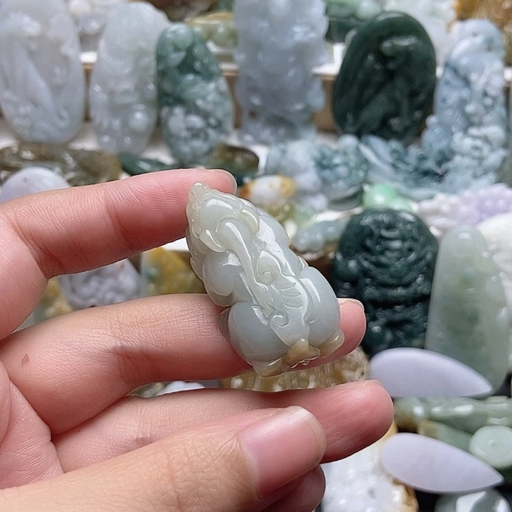 M***坚翡翠未镶嵌颈饰翡翠