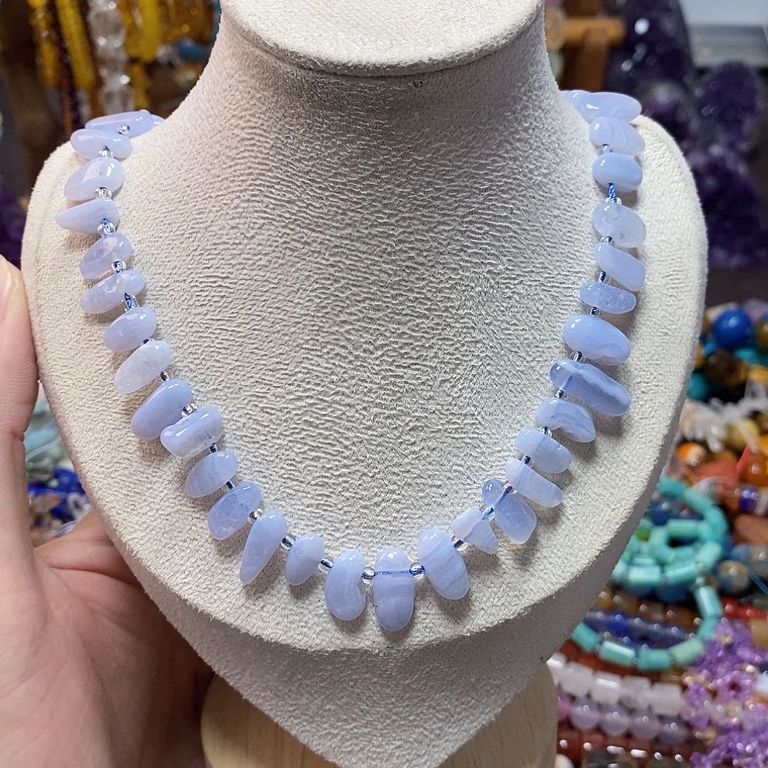 石英质玉未镶嵌，天然蓝纹玛瑙长牙一条，