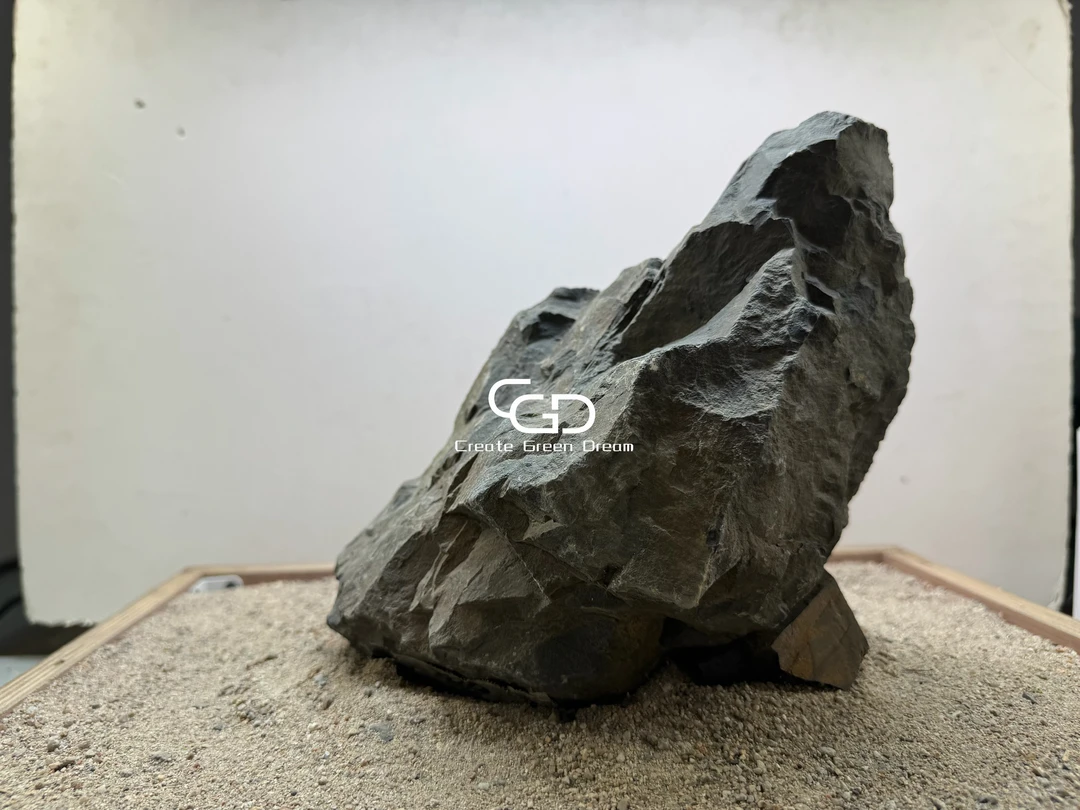 黑云石3面实拍图2张细节图，无美颜滤镜 长：20cm 宽：15cm 高：20cm