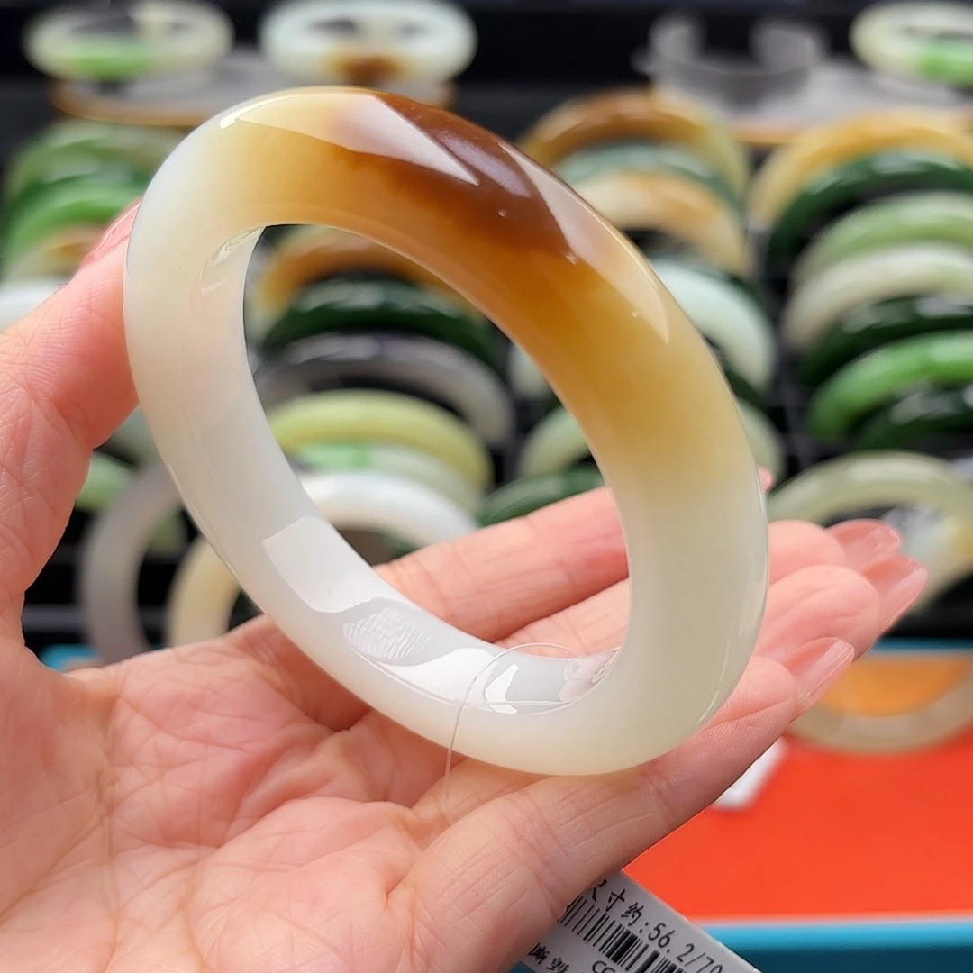 和田玉未镶嵌手镯白底一口亮红糖56.2