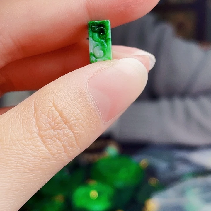 翡翠未镶嵌颈饰多样性