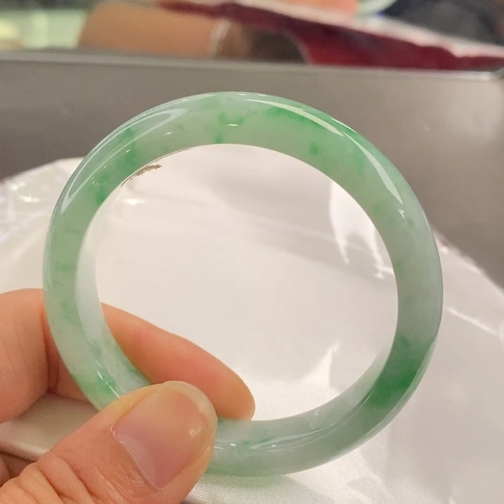 翡翠手镯未镶嵌52圈