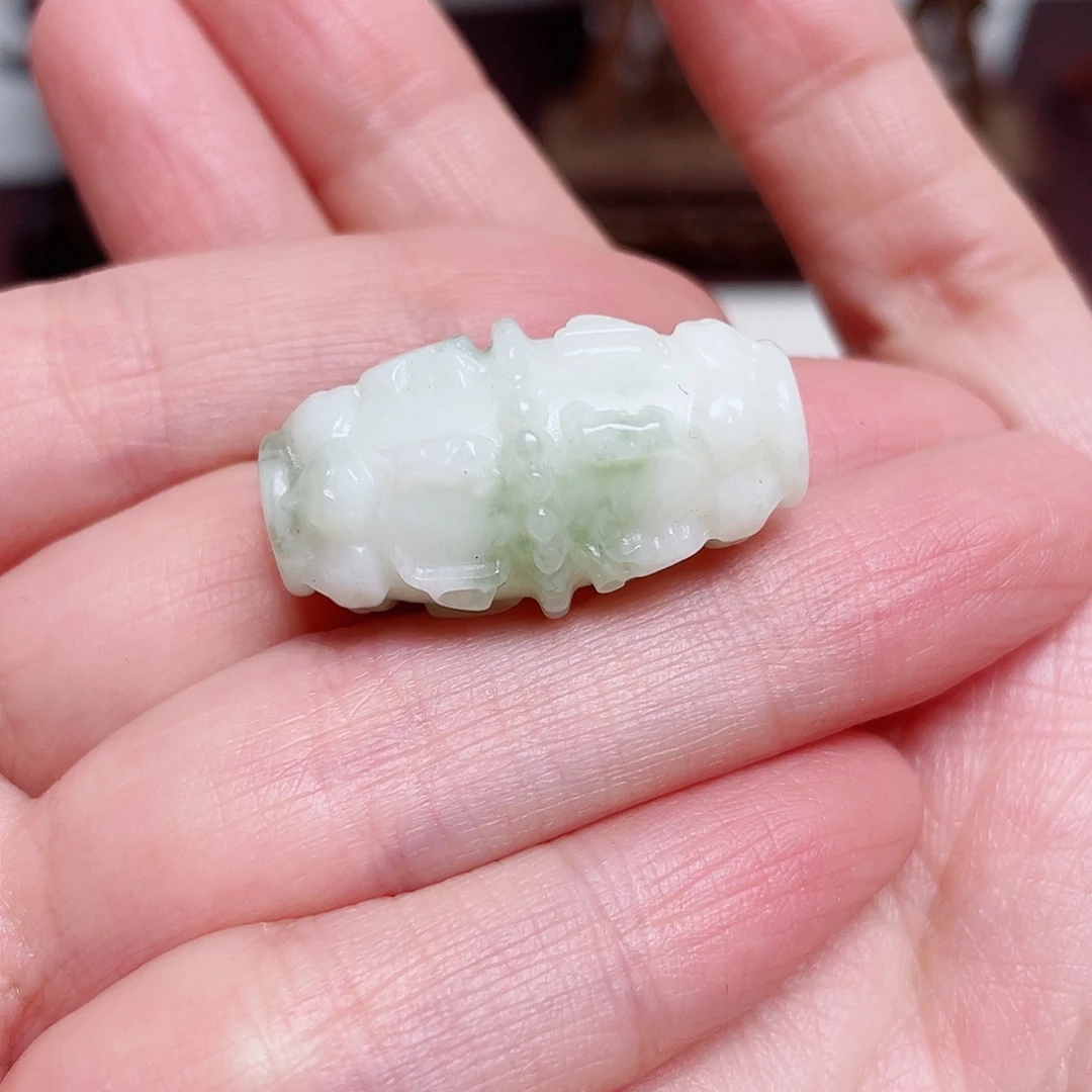 透闪石-蛇纹石玉未镶嵌颈饰