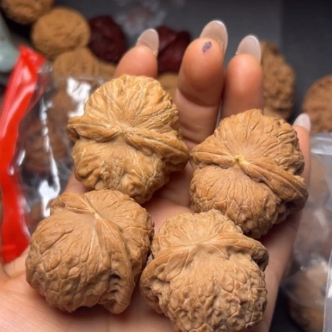 吊坠文玩核桃血麒麟，元宝