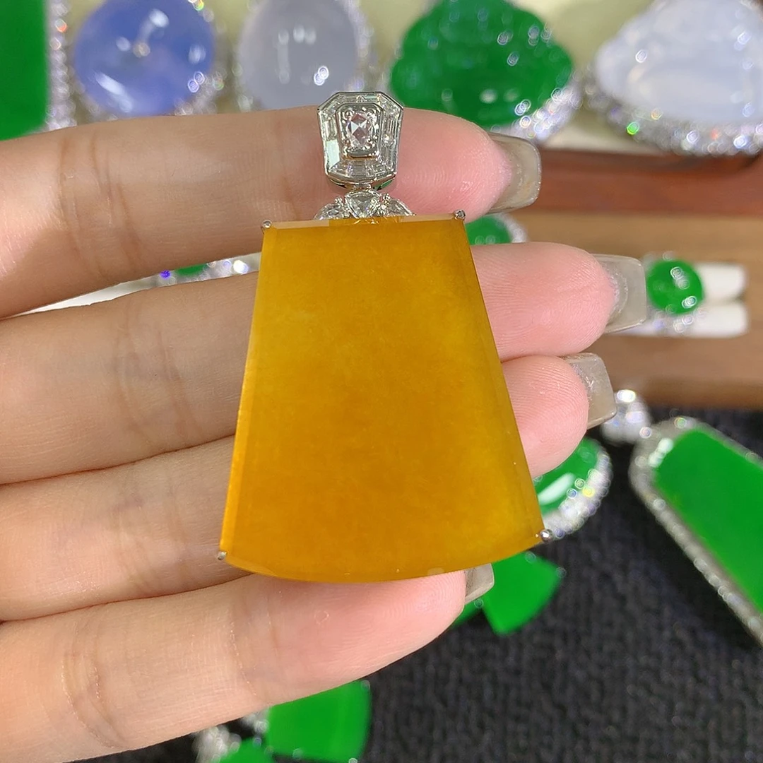 颈饰18K金镶嵌翡翠吉**活无事牌付完