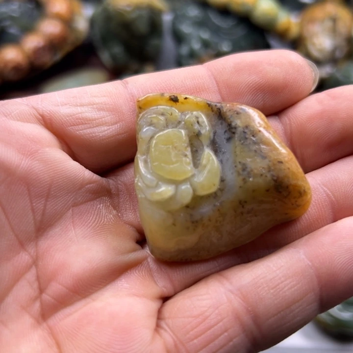 未镶嵌岫岩河磨玉（透闪石质玉）把件