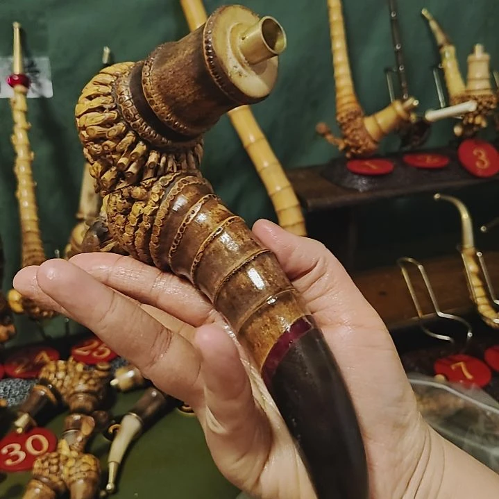像***由贵州特色竹根烟斗工艺品手把件