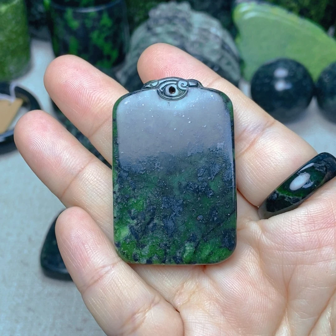 蛇纹石玉颈饰未镶嵌如****，无事牌