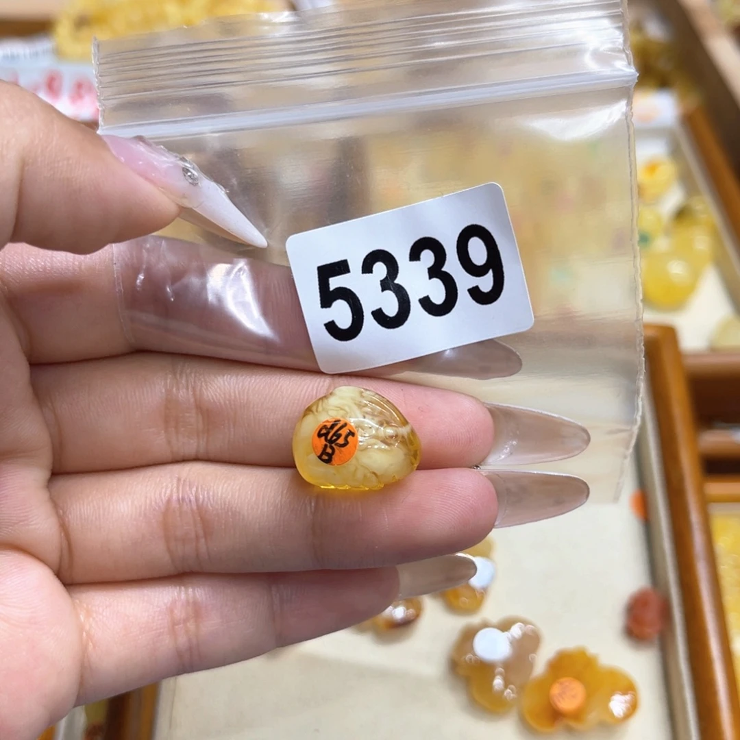 未镶嵌琥珀珠宝奇石