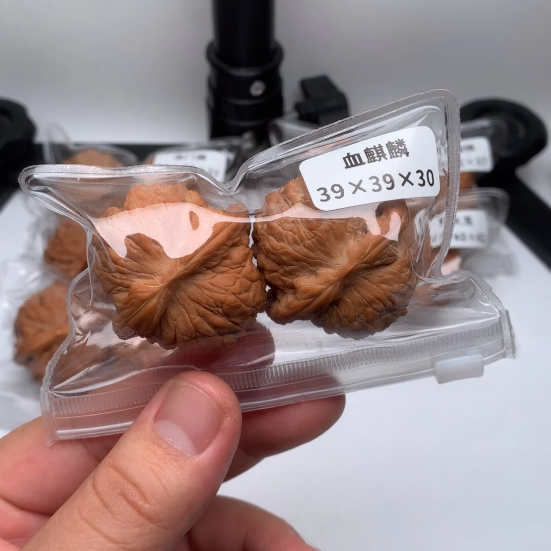 文玩核桃吊坠血麒麟