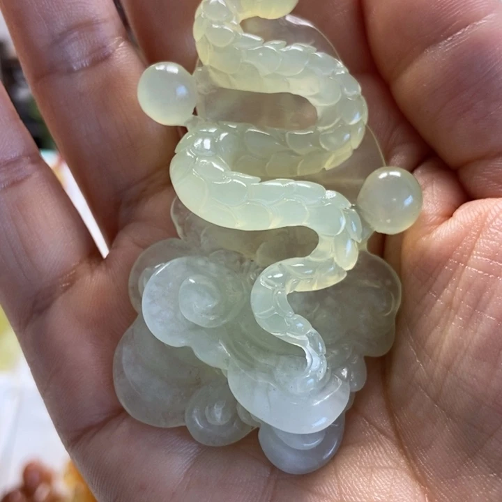 觀***月蛇纹石玉未镶嵌颈饰