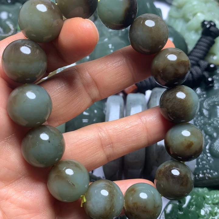 玉***格和田玉未镶嵌颈饰