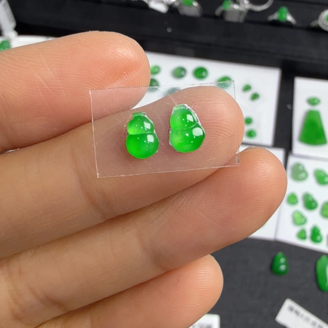 翡翠颈饰未镶嵌葫芦一对