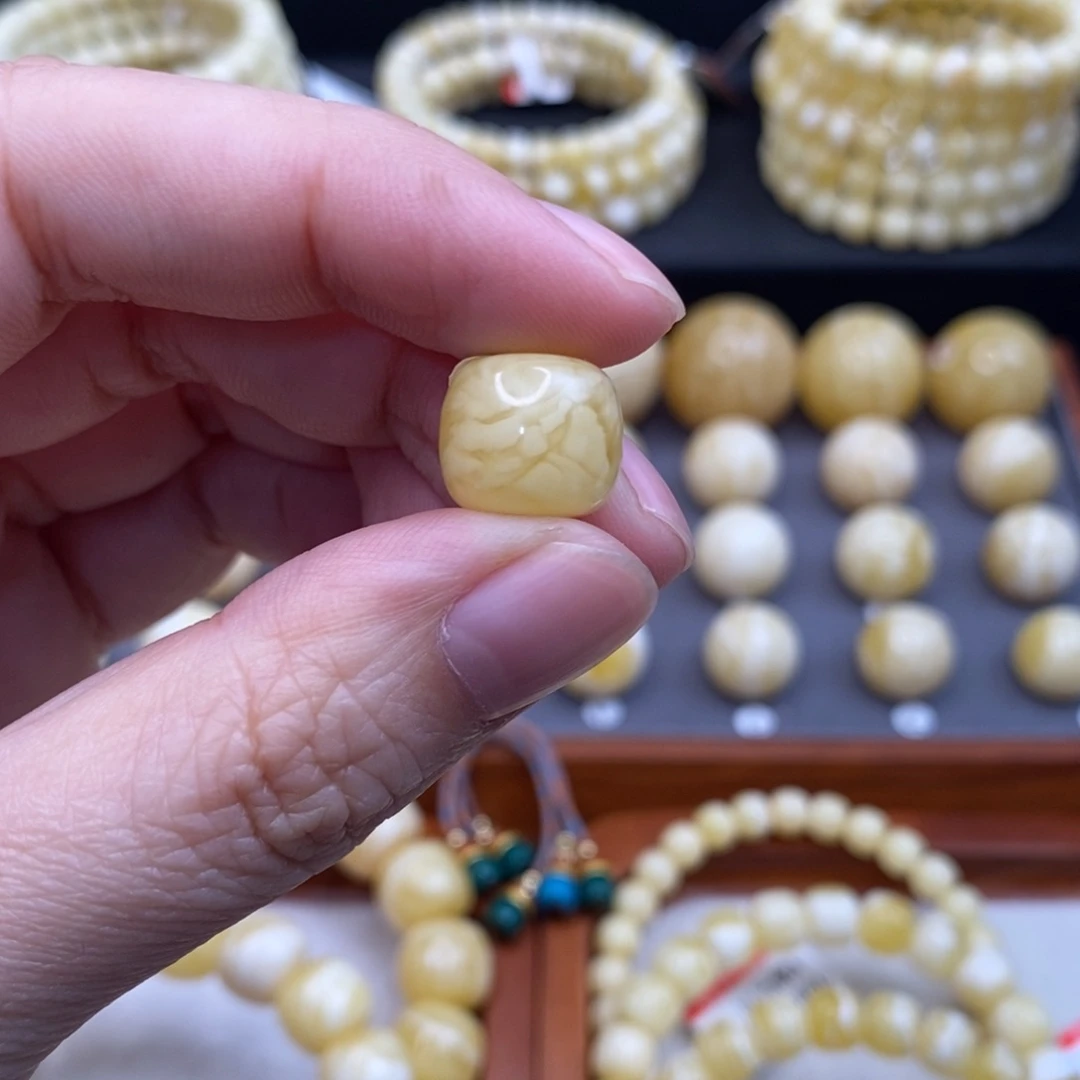 何***°蜜蜡未镶嵌珠宝奇石