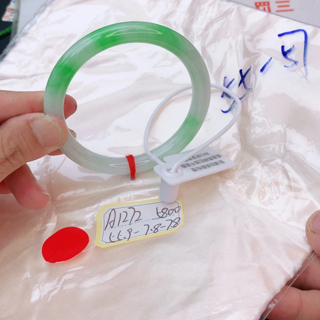 翡翠手镯未镶嵌翡翠