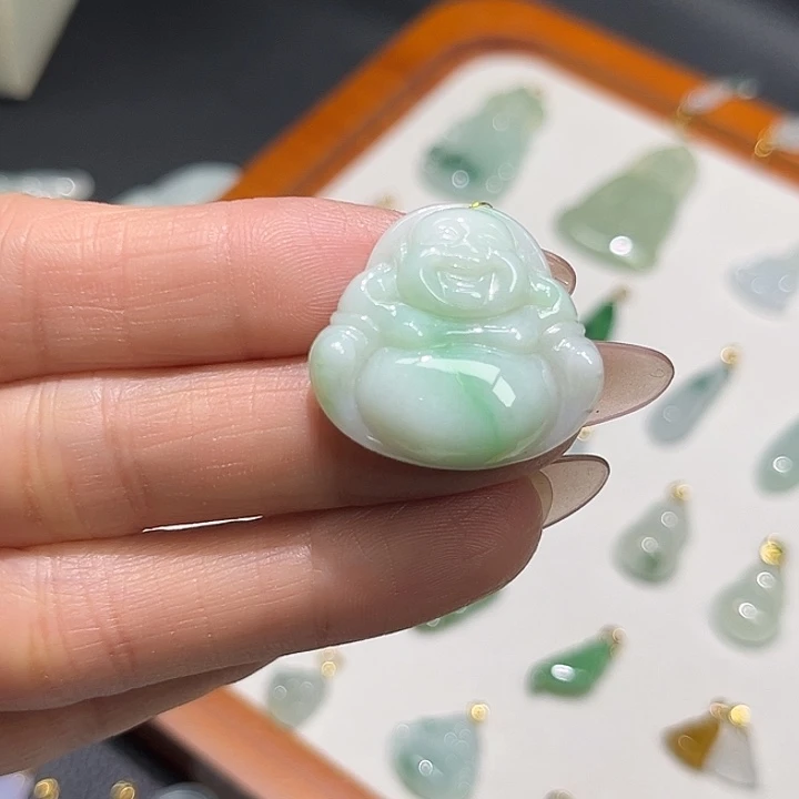 翡翠未镶嵌颈饰佛公