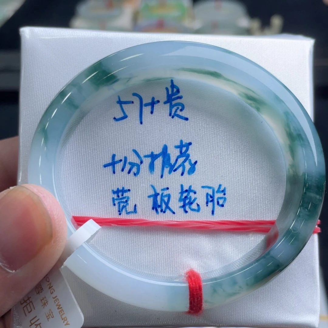 翡翠手镯未镶嵌翡翠手镯