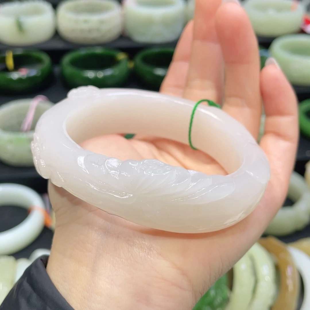 未镶嵌手镯和田玉39。   圈口62