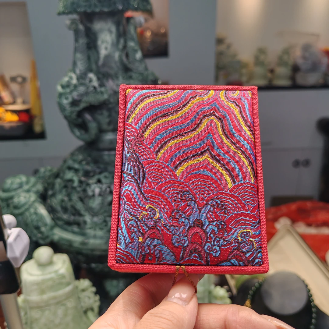 精美时尚红色礼盒