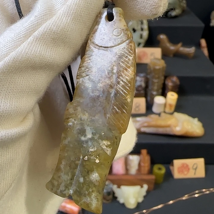 抱***拙透闪石质玉未镶嵌颈饰