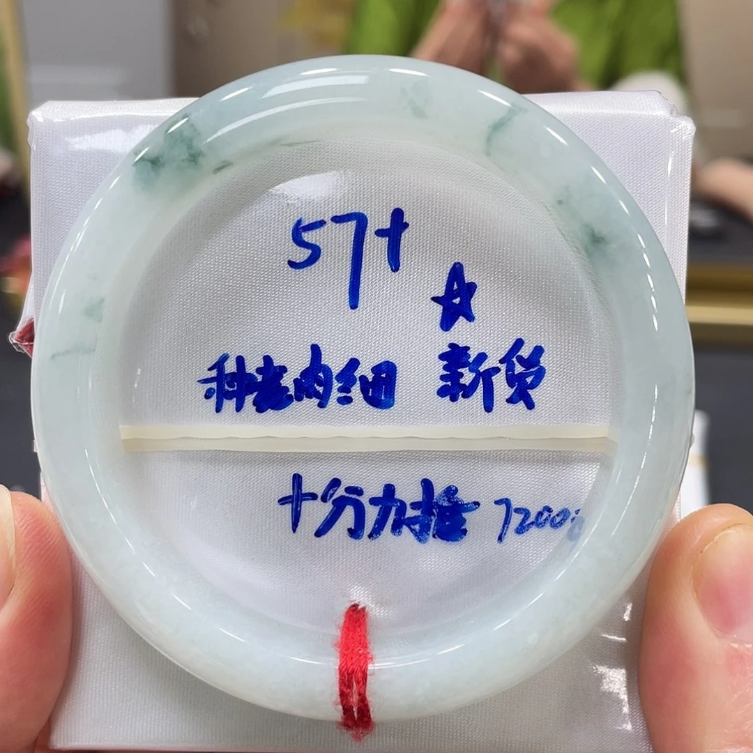 未镶嵌手镯翡翠忧***。翡翠