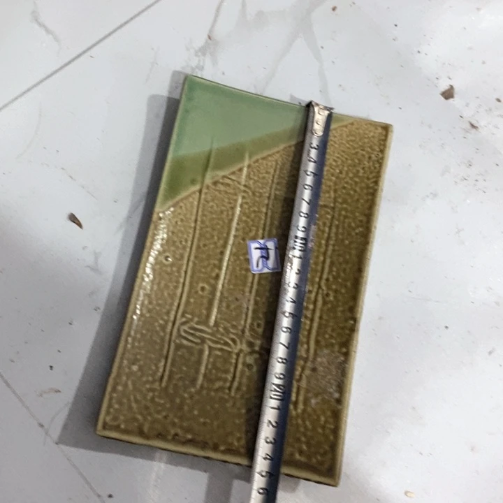 瓷片五厂三色平盘有煤烧痕迹