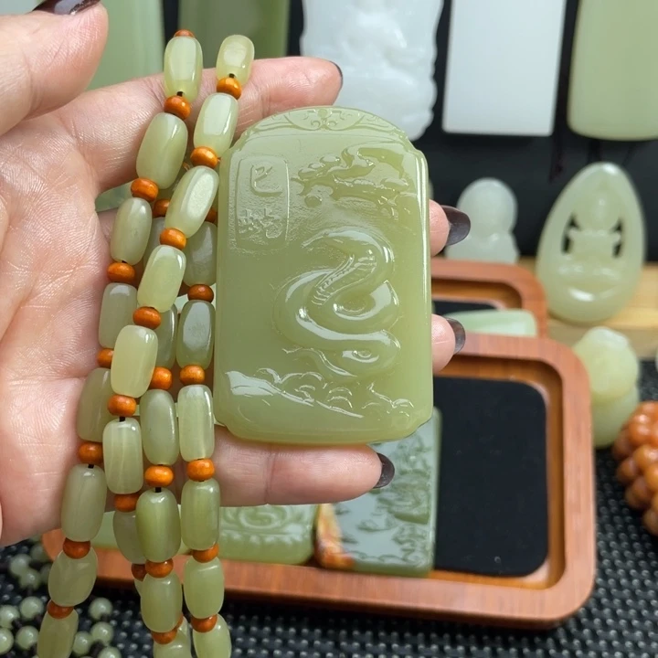 好***伟新疆昆仑山料生肖蛇