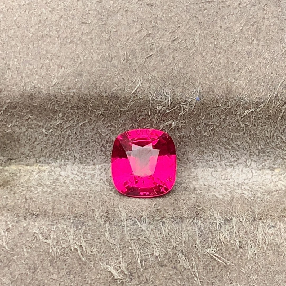 尖晶石裸石0.72克拉绝地武士