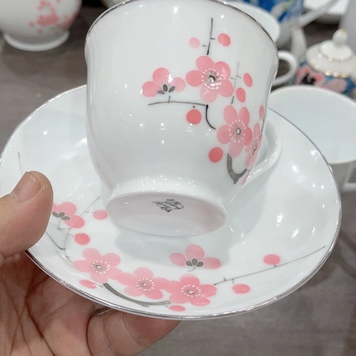 碟釉下五彩的瓷器在瓷器