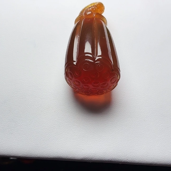 琥珀未镶嵌颈饰。z