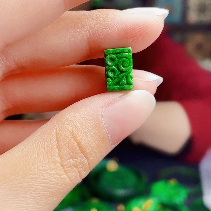 翡翠未镶嵌颈饰多样性