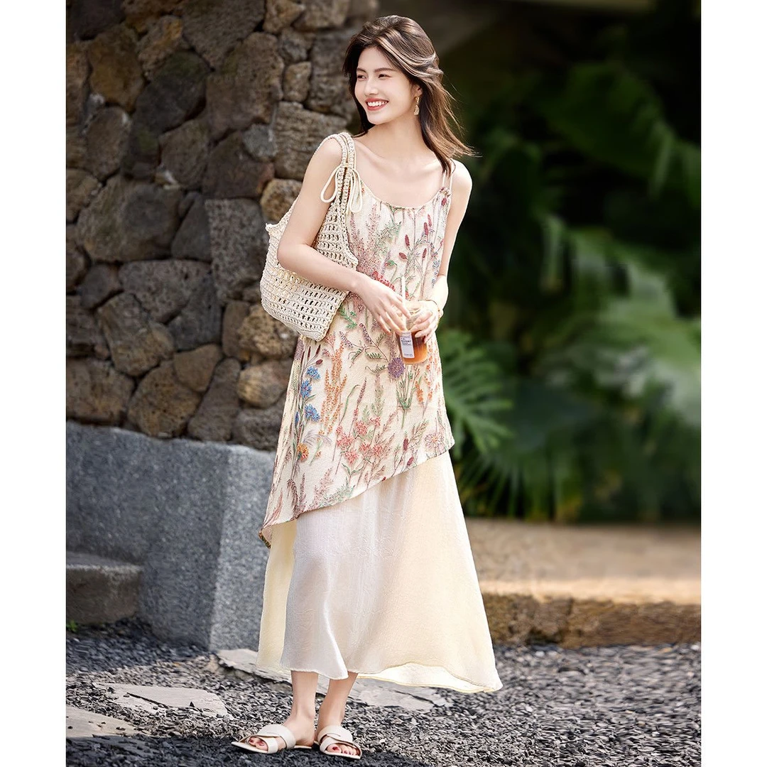 尚静25夏新波嬉风优雅随性绣花拼接吊带裙假日自由不对称连衣裙