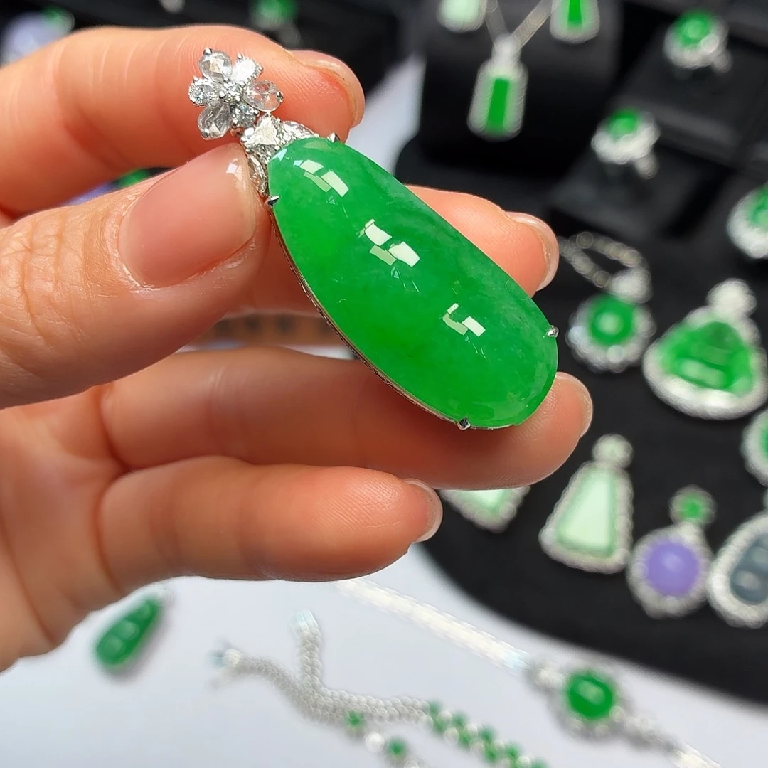 翡翠18K金镶嵌颈饰