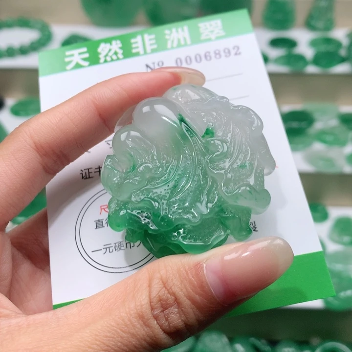 颈饰未镶嵌石英质玉明*