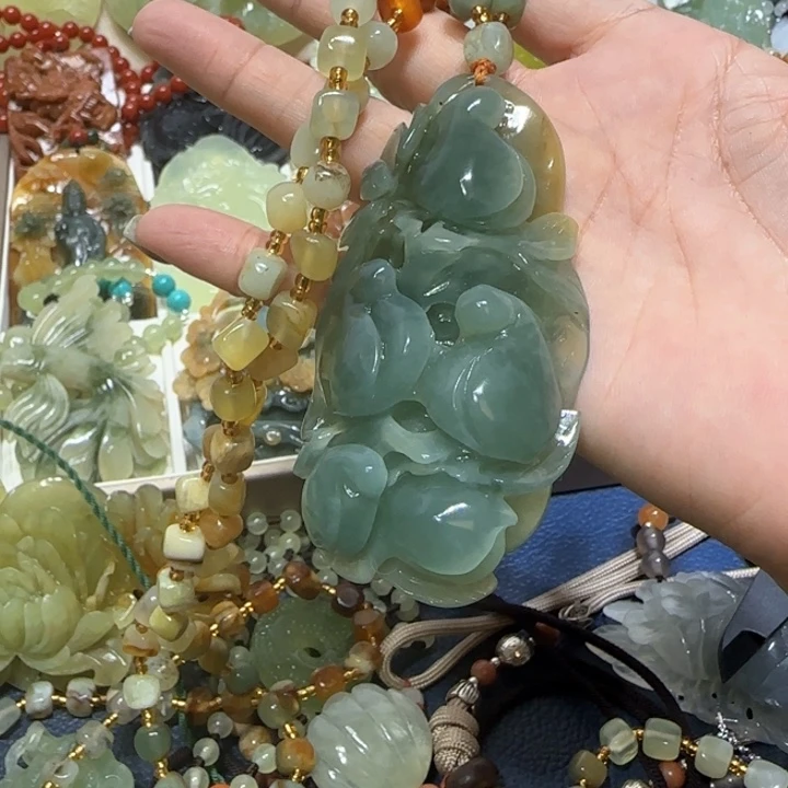 未镶嵌蛇纹石玉吊坠