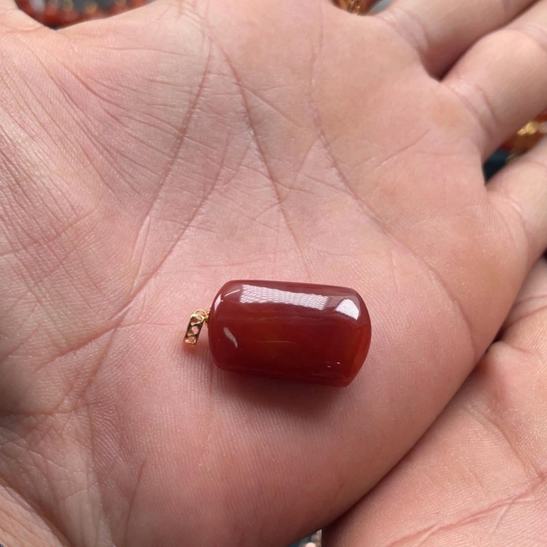 南红玛瑙川料瓦西牛血红南红无事牌吊坠18K金镶嵌