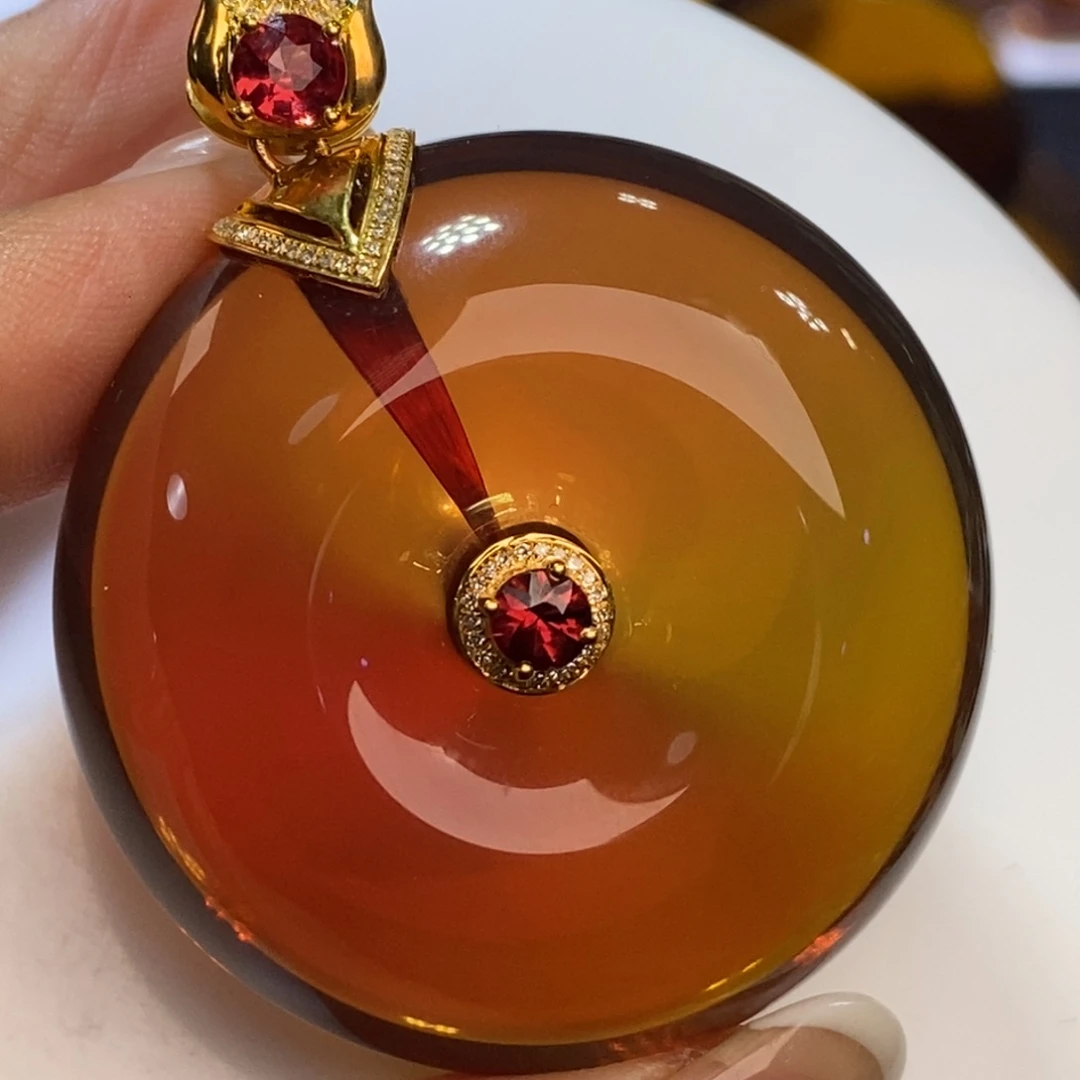 维***根琥珀未镶嵌颈饰天然缅甸琥珀玫瑰茶变色龙平安扣