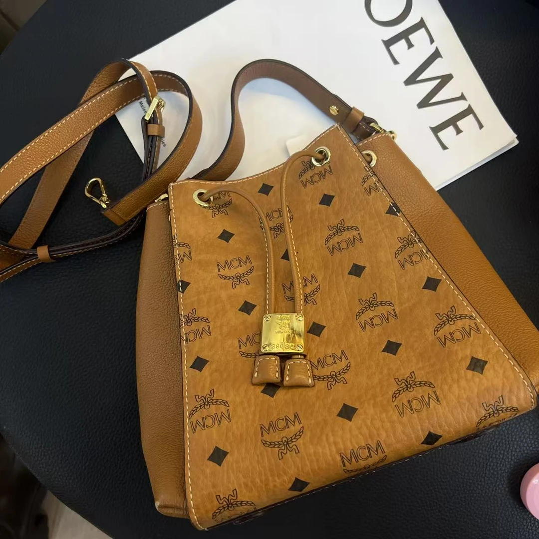 95新 MCM 大麦中古/mcm干邑色水桶单肩包/