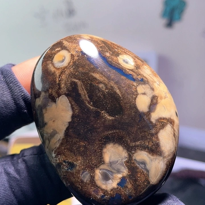 琥珀裸石未镶嵌？。