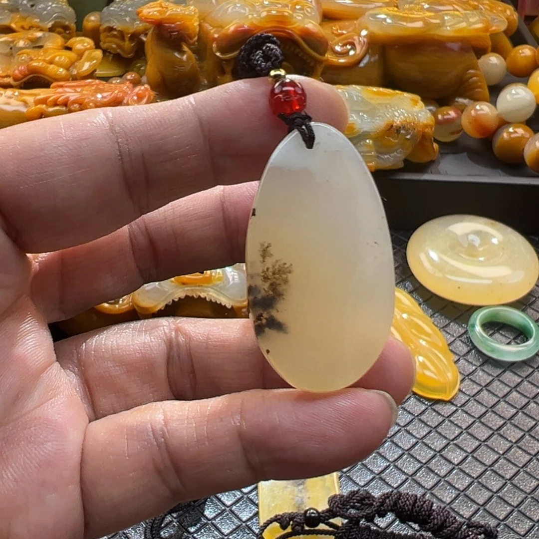 颈饰未镶嵌石英质玉