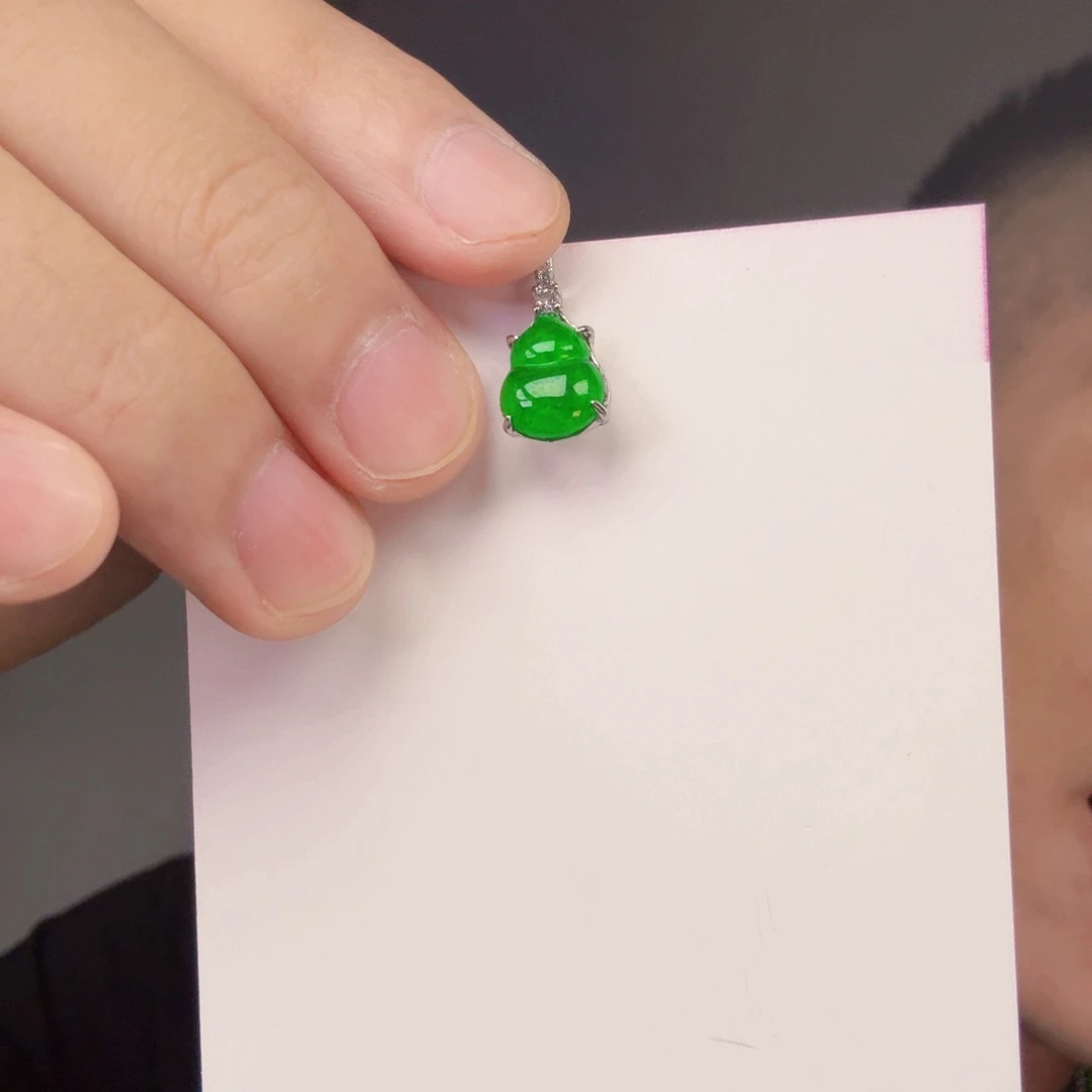 翡翠未镶嵌颈饰一件